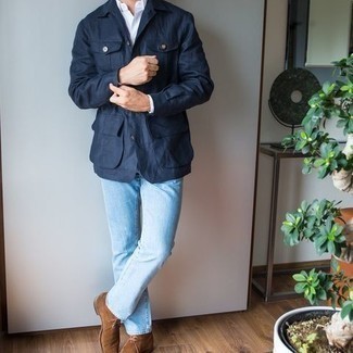Какие ботинки дезерты носить с голубыми джинсами в 30 лет: Дуэт темно-синей куртки-рубашки и голубых джинсов позволит создать интересный мужской образ в повседневном стиле. Вкупе с этим луком удачно смотрятся ботинки дезерты.