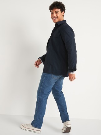 Как носить синие джинсы с бело-красными высокими кедами из плотной ткани мужчине: Темно-синяя куртка-рубашка в паре с синими джинсами позволит создать стильный мужской образ. Поклонники рискованных сочетаний могут закончить лук бело-красными высокими кедами из плотной ткани.