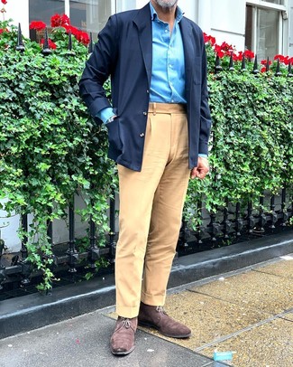 С чем носить синюю куртку-рубашку мужчине весна в стиле смарт-кэжуал: Синяя куртка-рубашка и светло-коричневые брюки чинос — это тот мужской образ, в котором ты неминуемо будешь притягивать дамские взгляды. Темно-коричневые замшевые ботинки дезерты — великолепный вариант, чтобы закончить образ. С таким ансамблем в своем гардеробе, ты всегда будешь выглядеть превосходно, прямо как того просит теплая весенняя погода.