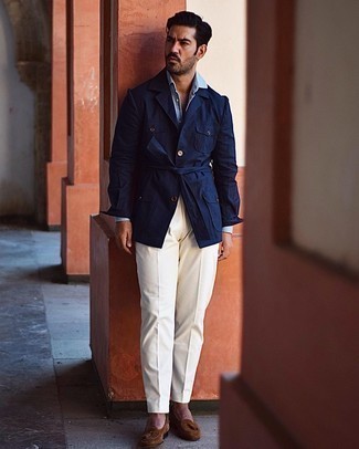 Как носить темно-синюю куртку-рубашку с белыми классическими брюками мужчине лето в деловом стиле: Для воплощения строгого мужского вечернего ансамбля чудесно подойдет темно-синяя куртка-рубашка и белые классические брюки. Коричневые замшевые лоферы с кисточками станут великолепным завершением твоего лука. Подобное сочетание вещей гарантирует необходимое удобство в зной.