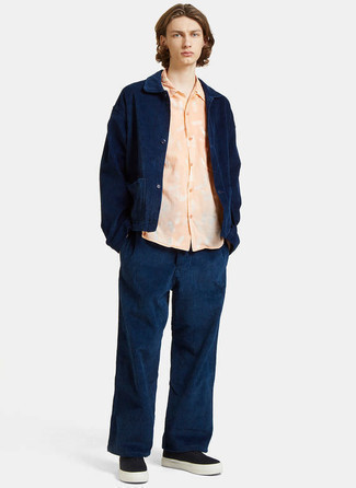 С чем носить синие вельветовые брюки чинос в 20 лет осень: Темно-синяя вельветовая куртка-рубашка и синие вельветовые брюки чинос — хороший вариант для создания мужского образа в стиле элегантной повседневности. Такой ансамбль несложно приспособить к повседневным нуждам, если дополнить его черными низкими кедами из плотной ткани. Когда ты одет модно, весь день проходит на позитиве, даже если на улице по-осеннему хмуро и уныло.