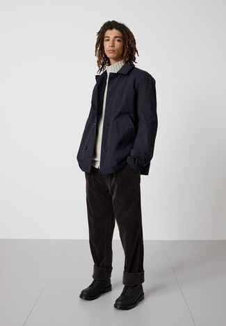 Какие водолазки носить с темно-синей курткой-рубашкой в 20 лет мужчине осень в стиле смарт-кэжуал: Темно-синяя куртка-рубашка и водолазка — идеальный вариант для создания мужского лука в стиле элегантной повседневности. Вместе с этим ансамблем выигрышно смотрятся черные кожаные повседневные ботинки. Разве это не идеальный выбор в тоскливую осеннюю погоду?