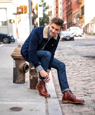 Какие джинсы носить с темно-синей курткой-рубашкой в 30 лет мужчине в стиле смарт-кэжуал: Лук из темно-синей куртки-рубашки и джинсов позволит составить необычный мужской лук в расслабленном стиле. Пара коричневых кожаных повседневных ботинок позволит сделать образ более законченным.