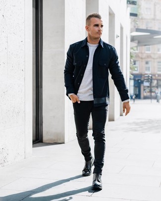 Как носить темно-синюю куртку-рубашку с черными зауженными джинсами мужчине: Тандем темно-синей куртки-рубашки и черных зауженных джинсов позволит выглядеть по моде, но при этом подчеркнуть твой личный стиль. Теперь почему бы не добавить в повседневный лук толику изысканности с помощью черных кожаных повседневных ботинок?