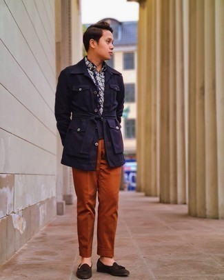 С чем носить темно-коричневые классические брюки в 20 лет мужчине весна: Темно-синяя куртка-рубашка в сочетании с темно-коричневыми классическими брюками позволит составить модный и в то же время элегантный образ. В сочетании с этим луком наиболее выигрышно выглядят темно-коричневые замшевые лоферы с кисточками. Когда холодная пора уходит и сменяется в весенне-осенний период, парням хочется одеваться модно и выглядеть потрясающе, привлекая взгляды красивых дам. Такой образ точно поможет достичь желаемого.