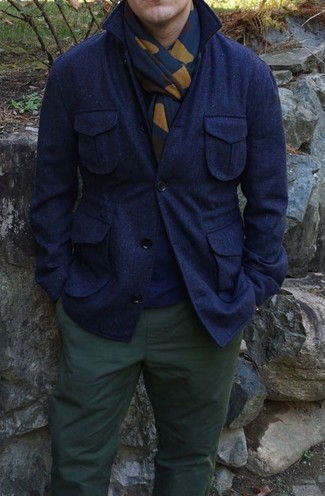 С чем носить темно-синюю шерстяную куртку мужчине: Фанатам стиля smart casual понравится тандем темно-синей шерстяной куртки и темно-зеленых брюк чинос.