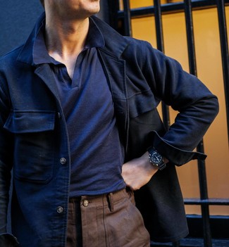 Какие куртки-рубашки носить с коричневыми брюками чинос в стиле смарт-кэжуал: Поклонникам стиля smart casual понравится сочетание куртки-рубашки и коричневых брюк чинос.