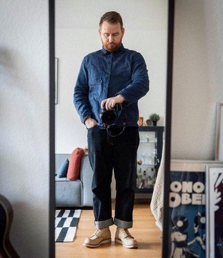 Как носить темно-синюю куртку-рубашку с бежевыми замшевыми повседневными ботинками в 30 лет мужчине: Темно-синяя куртка-рубашка и черные джинсы — отличная идея для несложного, но модного мужского лука. Бежевые замшевые повседневные ботинки — беспроигрышный выбор, чтобы завершить образ.