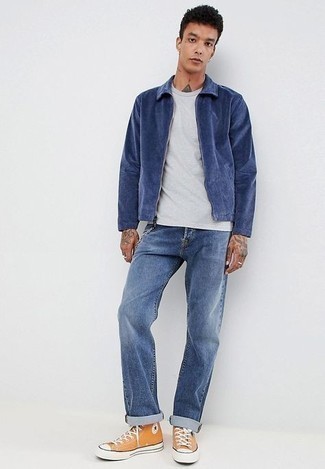 Как носить темно-синюю куртку харрингтон с синими джинсами: Поклонникам стиля casual придется по вкусу лук из темно-синей куртки харрингтон и синих джинсов. Почему бы не привнести в этот лук толику авантюрности с помощью оранжевых высоких кед из плотной ткани?