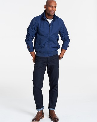 Модный лук: темно-синяя куртка харрингтон, белая футболка с круглым вырезом, темно-синие джинсы, коричневые кожаные ботинки челси