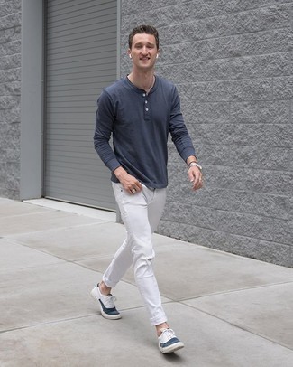 Как носить джинсы с лонгсливом с горловиной на пуговицах в 20 лет мужчине: Если в одежде ты делаешь ставку на удобство и практичность, лонгслив с горловиной на пуговицах и джинсы — хороший выбор для стильного мужского образа на каждый день. Что до обуви, заверши образ бело-темно-синими низкими кедами из плотной ткани.