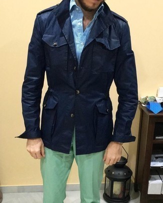 Как носить голубую рубашку с длинным рукавом с зелеными брюками чинос в теплую погоду в стиле кэжуал: Любителям непринужденного стиля придется по душе лук из голубой рубашки с длинным рукавом и зеленых брюк чинос.