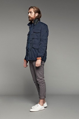 Модный лук: темно-синяя полевая куртка, серые брюки чинос, белые низкие кеды из плотной ткани