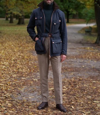 Какие классические брюки носить с темно-синей полевой курткой в 30 лет осень в стиле смарт-кэжуал: Несмотря на то, что этот образ кажется довольно-таки консервативным, тандем темно-синей полевой куртки и классических брюк неизменно нравится стильным мужчинам, неизменно покоряя при этом сердца женского пола. В паре с этим образом отлично смотрятся темно-коричневые кожаные ботинки челси. Нечего и говорить, такое сочетание одежды станет хорошей идеей в весенне-осенний период.