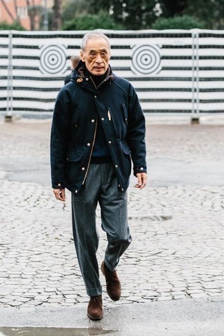 С чем носить темно-сине-белый свитер за 60 лет мужчине в стиле смарт-кэжуал: Темно-сине-белый свитер в паре с серыми шерстяными классическими брюками поможет исполнить изысканный мужской стиль. В сочетании с темно-коричневыми замшевыми ботинками дезертами такой лук выглядит особенно выигрышно.