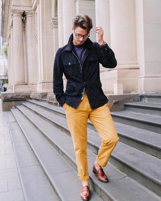 С чем носить желтые брюки чинос в стиле смарт-кэжуал: Темно-синяя замшевая полевая куртка в сочетании с желтыми брюками чинос позволит составить стильный мужской образ. Любители свежих идей могут дополнить образ коричневыми кожаными лоферами, тем самым добавив в него толику изысканности.