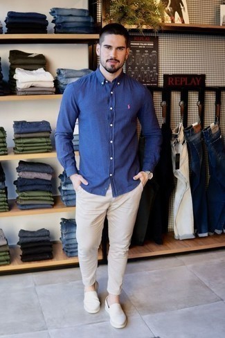 Мужские луки: Темно-синяя рубашка с длинным рукавом и бежевые брюки чинос — неотъемлемые вещи в гардеробе современного джентльмена. Что же до обуви, белые слипоны из плотной ткани — наиболее достойный вариант.