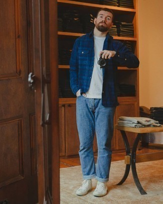Как носить синие джинсы с синей рубашкой с длинным рукавом в шотландскую клетку мужчине лето: Синяя рубашка с длинным рукавом в шотландскую клетку и синие джинсы — необходимые составляющие в арсенале любителей стиля casual. Не прочь поэкспериментировать? Тогда дополни образ белыми высокими кедами из плотной ткани. Подобный лук наверняка придется тебе по вкусу в теплые летние дни.