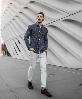 С чем носить синюю рубашку с длинным рукавом в клетку в 30 лет мужчине: Дуэт синей рубашки с длинным рукавом в клетку и белых джинсов поможет создать необычный мужской лук в непринужденном стиле. Почему бы не добавить в этот образ на каждый день чуточку стильной строгости с помощью темно-коричневых замшевых оксфордов?