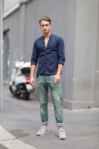 С чем носить темно-синюю рубашку с длинным рукавом мужчине лето в стиле кэжуал: Стильное сочетание темно-синей рубашки с длинным рукавом и зеленых джинсов позволит подчеркнуть твой личный стиль и выделиться из серой массы. Ты сможешь легко адаптировать такой ансамбль к повседневным реалиям, надев зелеными кроссовками. Подобное сочетание вещей обязательно тебе понравится для жарких солнечных дней.