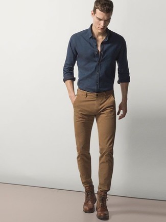 Какие повседневные ботинки носить с коричневыми брюками чинос в 20 лет в теплую погоду в стиле смарт-кэжуал: Образ из темно-синей рубашки с длинным рукавом и коричневых брюк чинос позволит составить необычный мужской образ в стиле casual. Если ты любишь смелые настроения в своих ансамблях, дополни этот повседневными ботинками.