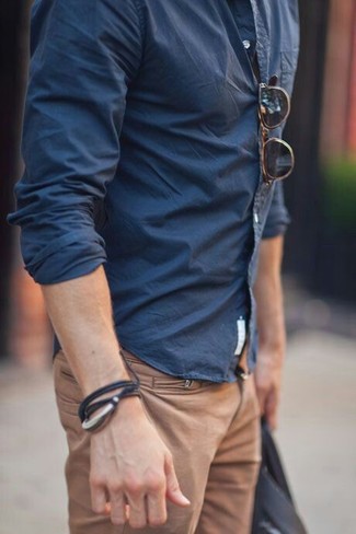 С чем носить черный браслет мужчине: Сочетание темно-синей рубашки с длинным рукавом и черного браслета - очень практично, и поэтому чудесно подходит для повседневой носки.