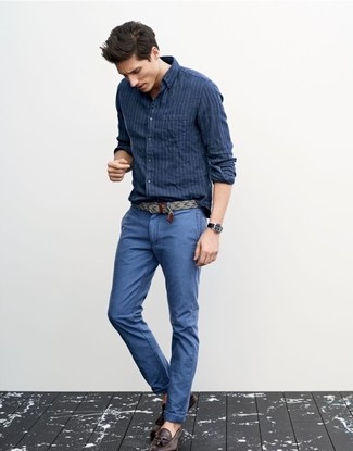 Модный лук: темно-синяя рубашка с длинным рукавом в вертикальную полоску, синие брюки чинос, темно-коричневые кожаные лоферы с кисточками, серый ремень из плотной ткани