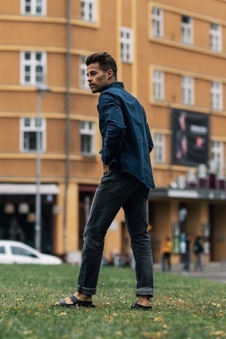 С чем носить темно-серые джинсы мужчине в спортивном стиле: Темно-синяя рубашка с длинным рукавом и темно-серые джинсы — обязательные составляющие в гардеробе мужчин с отменным вкусом в одежде. Любишь незаурядные сочетания? Можешь закончить свой образ черными кожаными сандалиями.