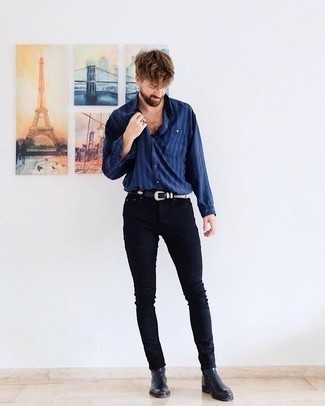 Какие зауженные джинсы носить с темно-синей рубашкой с длинным рукавом мужчине в теплую погоду: Если ты делаешь ставку на комфорт и практичность, темно-синяя рубашка с длинным рукавом и зауженные джинсы — классный выбор для модного повседневного мужского лука. Думаешь сделать лук немного элегантнее? Тогда в качестве дополнения к этому ансамблю, выбери черные кожаные ботинки челси.