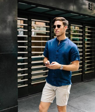 С чем носить бежевые шорты мужчине: Темно-синяя рубашка с коротким рукавом и бежевые шорты — хороший вариант, если ты хочешь составить расслабленный, но в то же время модный мужской образ.