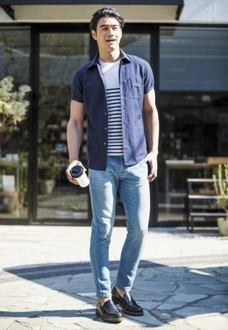 Как носить джинсы с лоферами в 20 лет мужчине лето в стиле кэжуал: Темно-синяя рубашка с коротким рукавом и джинсы — беспроигрышный выбор для веселого выходного дня. Завершив лук лоферами, ты привнесешь в него немного привлекательного консерватизма. Нечего и говорить, такое сочетание вещей станет замечательным выбором для солнечной погоды.