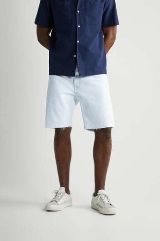 С чем носить темно-синюю рубашку с коротким рукавом мужчине: Образ из темно-синей рубашки с коротким рукавом и белых джинсовых шорт вдохновляет на проявление собственной индивидуальности. В сочетании с этим луком наиболее уместно выглядят белые низкие кеды из плотной ткани.