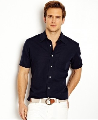 Модный лук: темно-синяя рубашка с коротким рукавом, белые шорты, бежевый ремень из плотной ткани
