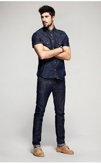 Как носить темно-синюю рубашку с коротким рукавом с темно-синими джинсами мужчине: Составив образ из темно-синей рубашки с коротким рукавом и темно-синих джинсов, можно с уверенностью идти на свидание с возлюбленной или встречу с коллегами в непринужденной обстановке. Светло-коричневые кожаные топсайдеры — хороший вариант, чтобы дополнить лук.