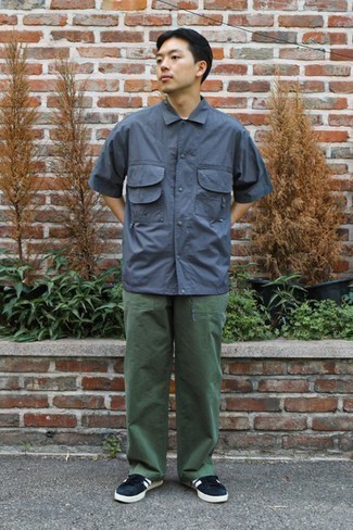 Модный лук: темно-синяя рубашка с коротким рукавом, оливковые брюки чинос, темно-сине-белые замшевые низкие кеды