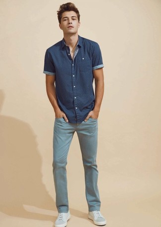 Какие джинсы носить с темно-синей рубашкой с коротким рукавом мужчине: Сочетание темно-синей рубашки с коротким рукавом и джинсов не прекращает импонировать парням, которые всегда одеты модно. Пара серых кожаных низких кед идеально гармонирует с остальными элементами образа.