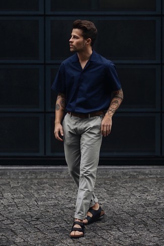 Какие брюки чинос носить с синей рубашкой с коротким рукавом в 20 лет лето: Синяя рубашка с коротким рукавом в сочетании с брюками чинос не прекращает импонировать парням, которые любят одеваться модно. Если подобный ансамбль кажется тебе слишком дерзким, разбавь его черными кожаными сандалиями. Справляться с июльским зноем определенно легче, если ты одет вот так.