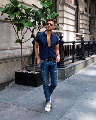 Какие джинсы носить с синей рубашкой с коротким рукавом мужчине: Сочетание синей рубашки с коротким рукавом и джинсов поможет выглядеть стильно, но при этом подчеркнуть твой индивидуальный стиль. Белые низкие кеды гармонично дополнят этот лук.