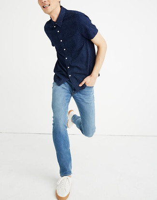 Модный лук: темно-синяя рубашка с коротким рукавом, синие джинсы, белые низкие кеды из плотной ткани