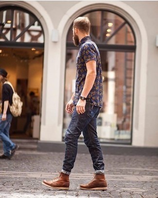 Какие джинсы носить с темно-синей рубашкой с коротким рукавом мужчине: Создав ансамбль из темно-синей рубашки с коротким рукавом и джинсов, можно уверенно отправляться на свидание с девушкой или встречу с друзьями в расслабленной обстановке. В сочетании с коричневыми кожаными повседневными ботинками такой лук выглядит особенно гармонично.