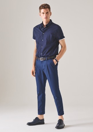 Какие рубашки с коротким рукавом носить с темно-синими классическими брюками в 30 лет мужчине лето: Рубашка с коротким рукавом и темно-синие классические брюки — превосходный пример элегантного стиля. Не прочь привнести в этот лук немного строгости? Тогда в качестве дополнения к этому ансамблю, обрати внимание на темно-синие кожаные туфли дерби. В жару подобное сочетание будет очень кстати.