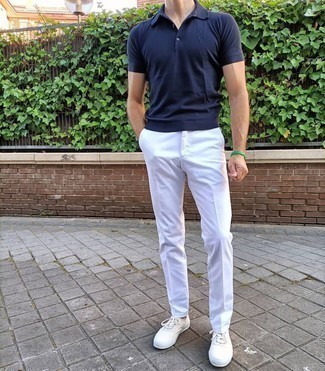 С чем носить футболку-поло в 30 лет мужчине: Футболка-поло отлично сочетается с белыми брюками чинос. В качестве обуви здесь подойдут белые низкие кеды из плотной ткани.