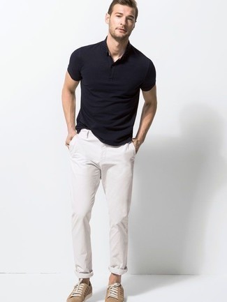 С чем носить темно-синюю футболку-поло мужчине: Темно-синяя футболка-поло и белые брюки чинос — необходимые вещи в гардеробе джентльменов с чувством стиля. Что же до обуви, светло-коричневые низкие кеды из плотной ткани — самый выигрышный вариант.