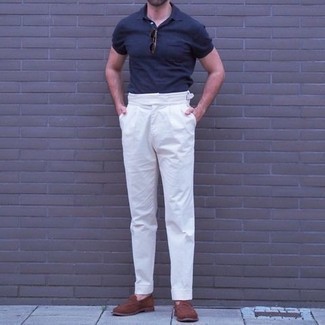 Как носить белые классические брюки с коричневыми замшевыми лоферами мужчине: Темно-синяя футболка-поло и белые классические брюки — хороший мужской образ для свидания в хорошем ресторане. Почему бы не добавить в повседневный образ немного эффектности с помощью коричневых замшевых лоферов?