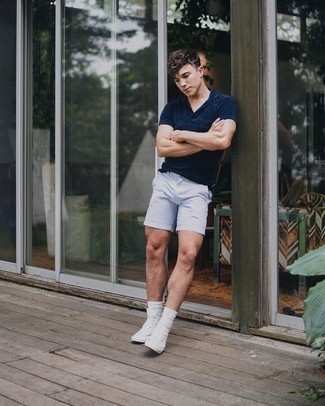 С чем носить белые носки мужчине в жару: Темно-синяя футболка-поло и белые носки — отличный выбор для веселого выходного дня. Если ты предпочитаешь смелые настроения в своих луках, дополни этот белыми высокими кедами из плотной ткани.