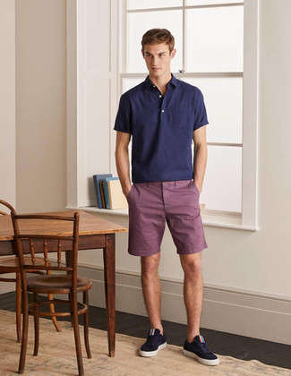 С чем носить фиолетовые шорты мужчине лето в стиле кэжуал: Дуэт темно-синей футболки-поло и фиолетовых шорт выглядит круто и интересно. Темно-синие низкие кеды из плотной ткани станут прекрасным завершением твоего ансамбля. Такое сочетание наверняка тебе полюбится для теплых летних дней.