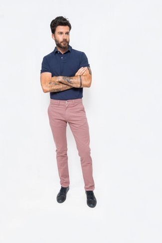 С чем носить черные кожаные низкие кеды за 40 лет мужчине: Темно-синяя футболка-поло и розовые брюки чинос — замечательная идея для расслабленного, но модного мужского ансамбля. В тандеме с этим ансамблем наиболее удачно будут выглядеть черные кожаные низкие кеды.