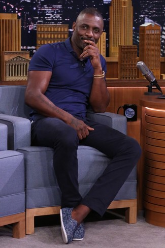 Как Idris Elba носит Темно-синяя футболка-поло, Темно-синие брюки чинос, Темно-синие слипоны из плотной ткани, Золотые часы