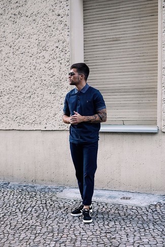 Какие брюки чинос носить с черными низкими кедами в 20 лет в жару: Темно-синяя футболка-поло в сочетании с брюками чинос без сомнений будет привлекать дамские взгляды. Что до обуви, черные низкие кеды — наиболее уместный вариант.