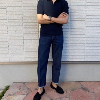 Какие джинсы носить с темно-сине-белой футболкой-поло мужчине в стиле смарт-кэжуал: Удобное сочетание темно-сине-белой футболки-поло и джинсов несомненно будет привлекать женские взоры. Если ты любишь сочетать в своих луках разные стили, на ноги можно надеть черные бархатные лоферы.